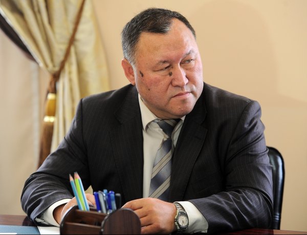 Депутат С.Айдаров поинтересовался у главы Госипотечной компании, позволяет ли ему совесть иметь зарплату в 107 тыс. сомов — Tazabek