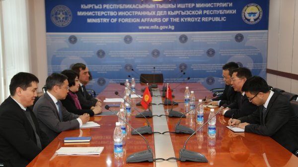 КР и КНР обсудили реализацию крупных проектов в области транспорта, строительства дорог, сельского хозяйства и промышленности — Tazabek