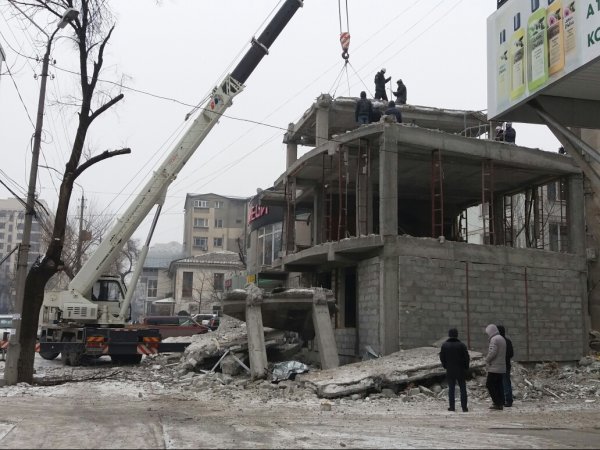Фото — Как сносят незаконно построенную 5-этажку на пересечении Токтогула-Манаса? — Tazabek