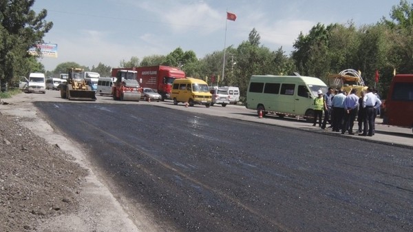 По автодороге Бишкек—Кара-Балта с 9 по 86 км ямочный ремонт завершается, - Минтранс — Tazabek