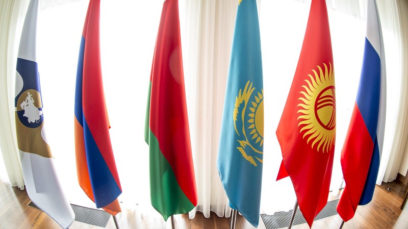 Глава Ассоциации поставщиков и дистрибьюторов Г.Ускенбаева поинтересовалась, когда начнут применяться унифицированные железнодорожные тарифы на юге Кыргызстана — Tazabek