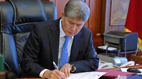 Президент А.Атамбаев подписал закон о внесении изменений в Кодекс административной ответственности — Tazabek