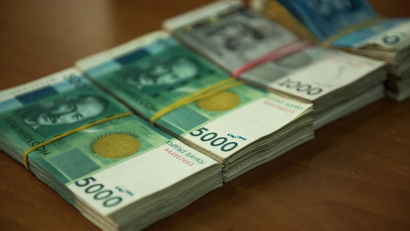 Среднемесячная зарплата по Кыргызстану составила 14,7 тыс. сомов — Tazabek