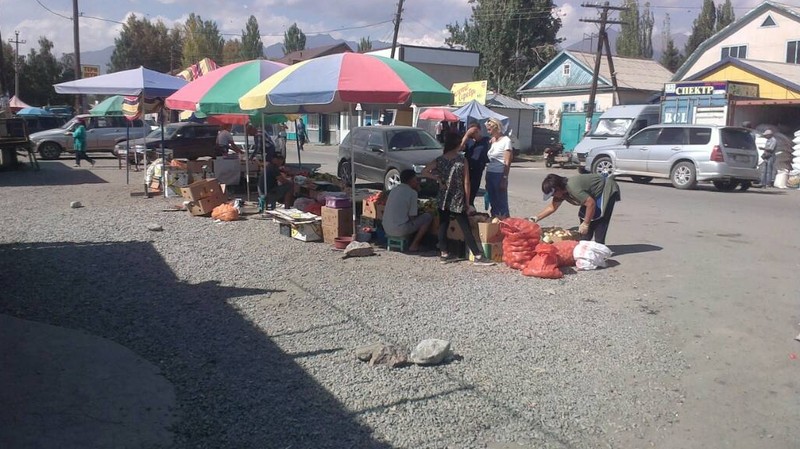 Госэкотехинспекция намерена обратиться в суд, если администрация рынка в селе Ананьево на Иссык-Куле не приведет его в порядок — Tazabek
