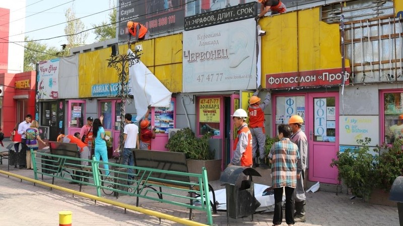 В Бишкеке продолжается демонтаж незаконно установленных рекламных конструкций (фото) — Tazabek