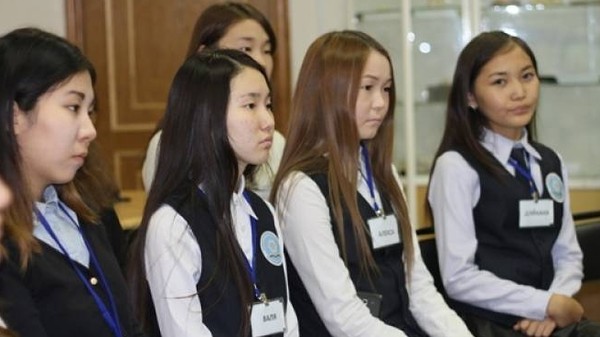 Для 100 девочек Кыргызстана организуют лекции под слоганом «Каждая девочка должна быть услышана», а также и матчи по футболу