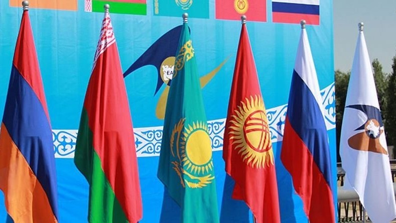 Кыргызстанцы в 2015 году более позитивно относились к членству в ЕАЭС, которое изменилось незначительно с 86 до 83% в 2016–2017 годах, - ЕАБР — Tazabek