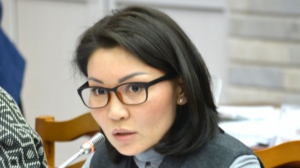 Депутат Э.Сурабалдиева интересуется, не «уйдет ли государство в минус» при увеличении соцвычета из дохода до 25% — Tazabek