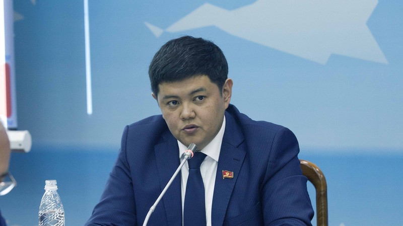 Депутат сообщил, что $12 млн по ТЭЦ Бишкека идет на перемещение сотрудников с одного места на другое, в «Электрических станциях» сообщили о наличии и других расходов — Tazabek