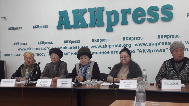 Пайщики центрального рынка города Токтогул заявляют о незаконной приватизации рынка — Tazabek