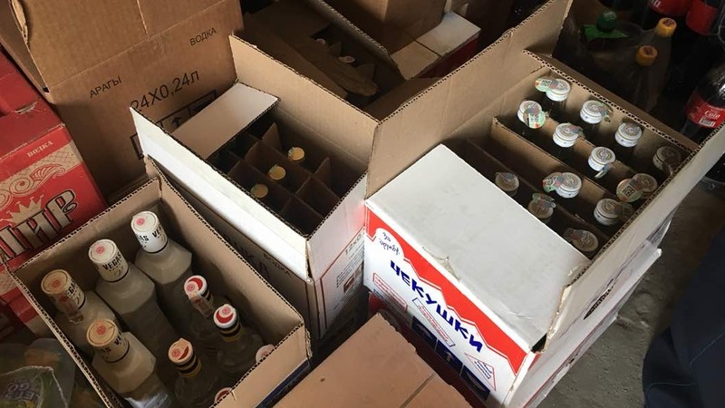Сотрудники УГНС изъяли 3 коробки водочной продукции «Бишкек Алкопром» и «АЮ» с сомнительными акцизными марками (фото) — Tazabek