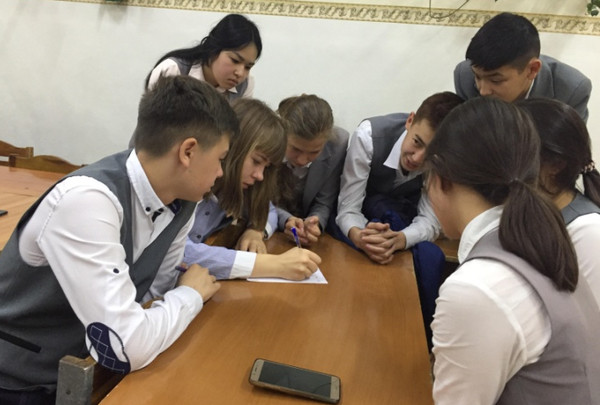 В 13 школах Бишкека и Чуйской области учеников учат медиаграмотности
