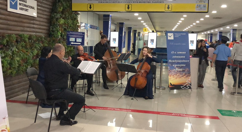 Видео — Классический флэшмоб в аэропорту «Манас» в исполнении камерного оркестра — Tazabek