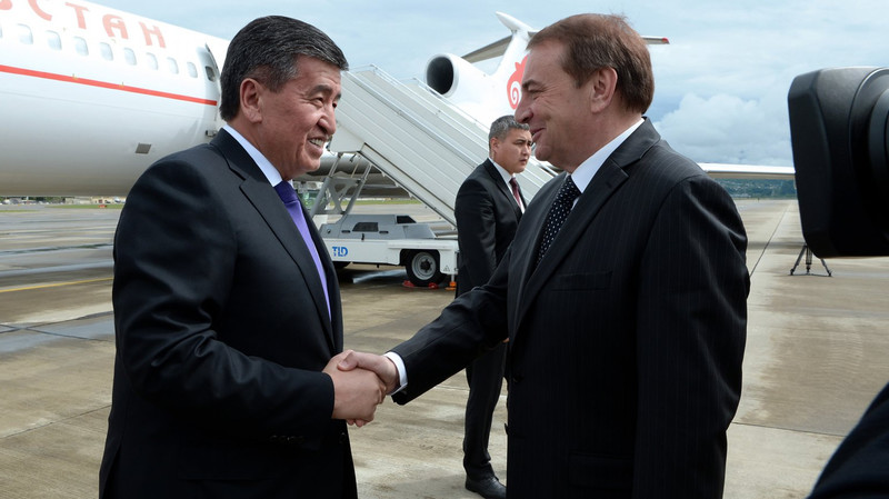 Фото — Президент Сооронбай Жээнбеков прибыл в Сочи — Tazabek