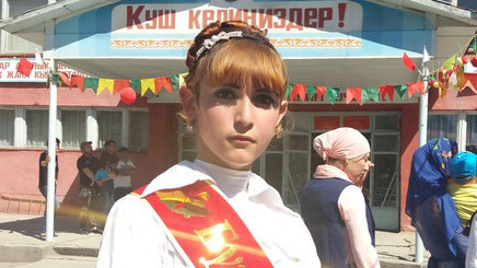 «Последний звонок» для кыргызских цыган-люли прозвучал в школе ВЛКСМ в Оше
