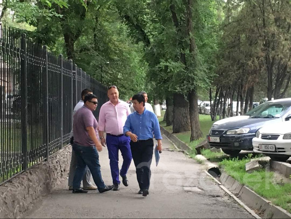 Фото — Темир Сариев прибыл на второй допрос в ГКНБ — Tazabek