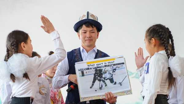 Видео — Учитель из Японии говорит на чистом кыргызском и играет на комузе (интервью)