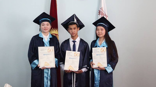 Мэр Оша вручил планшеты трем ученикам, получившим по итогам ОРТ золотые сертификаты