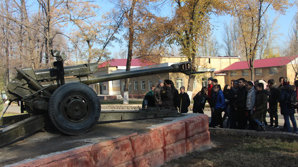 Курсанты военного института показали восьмиклассникам школы №24 стрелковое оружие и пулеметы