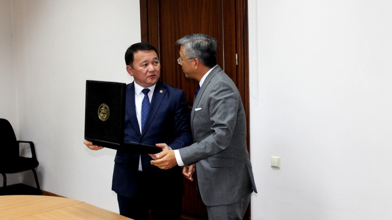 Генпрокурор О.Джамшитов попросил посла США Д.Лу помочь с запросами кыргызских следственных органов по поиску и возврату активов — Tazabek