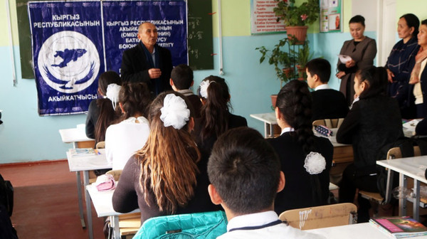 Баткенское представительство института омбудсмена провело ряд встреч со школьниками области