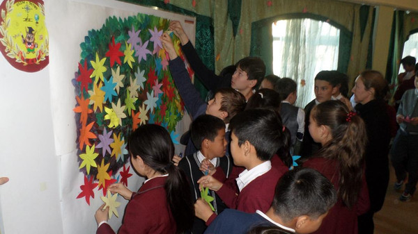 Шестиклассники школы-гимназии №24 Бишкека вместе с классруком и родителями отнесли подарки в детский приют