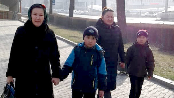 В Бишкеке двое детей остались вне школы из-за разборок взрослых