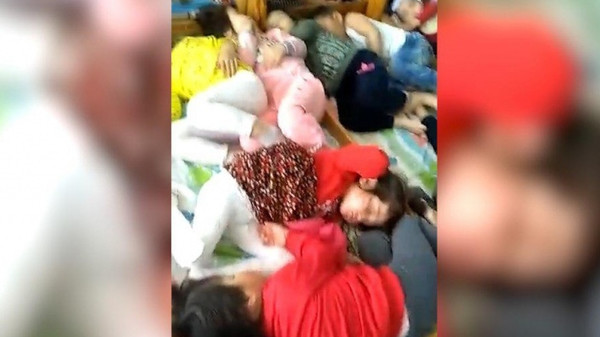 Почему дети в саду спали по 3-4 в кроватке? Управление образования мэрии Бишкека дает разъяснение по видео из соцсетей