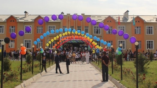 Кыргызстанда Назарбаевдин сапаттуу бир мектебинин ордуна экини курушту