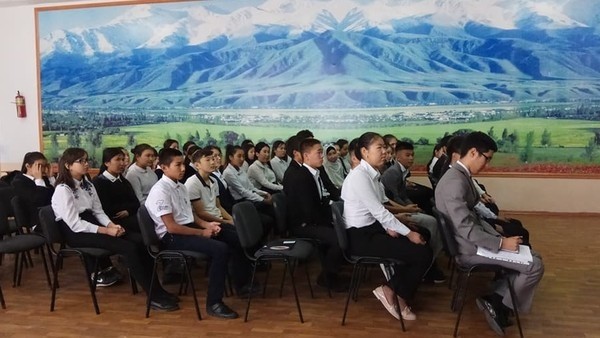 Бишкектеги 12 мектептин окуучуларына эрте турмушка чыгуунун жана ала качуунун терс натыйжалары тууралуу айтып беришти