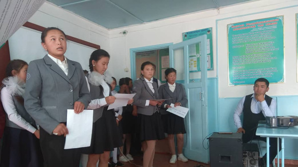 Терек айылынын окуучулары кыргыз тилинин учурдагы абалын талкуулашты