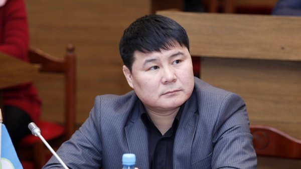 Депутат Тазабек Икрамов «Билим берүүнүн мыктысы» болду