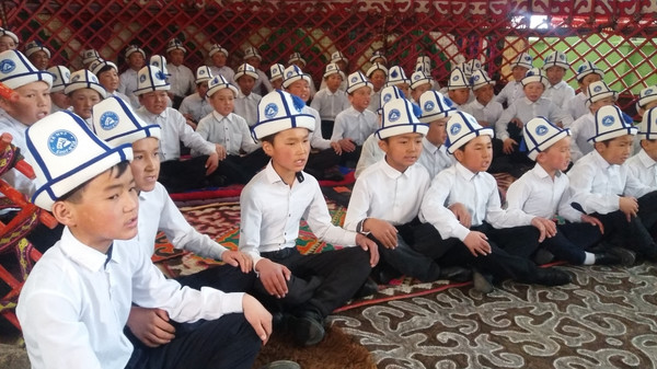 Ак-Муз айылында 70 окуучу  биргеликте «Манас» эпосунан үзүндү айтышты (сүрөт, видео)