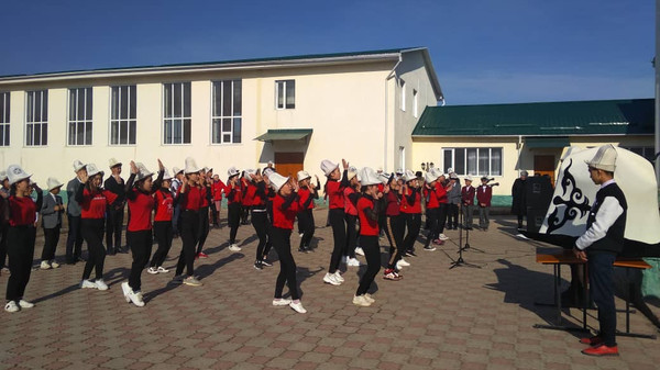Жети-Өгүздүн Кызыл-Суу айылындагы окуучулар ак калпакты даңазалашты (сүрөт, видео)