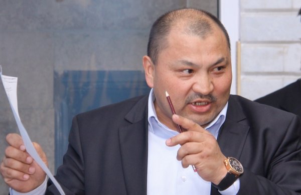 Депутат К.Рыспаев возмутился решением межрайонного суда Иссык-Кульской области запретить отключать электроэнергию объектам компании «Кол-Мунай» — Tazabek