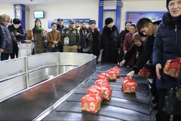 Фото — ОАО «МАМ» в аэропорту «Манас» устроило новогодний сюрприз для своих пассажиров — Tazabek