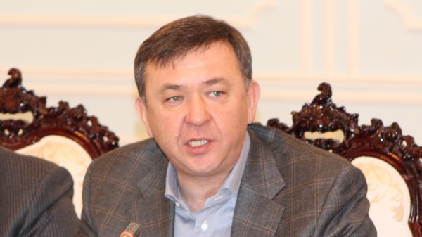 Депутат А.Арапбаев предложил платить зарплату руководителям госпредприятий, исходя из принесенной ими прибыли — Tazabek