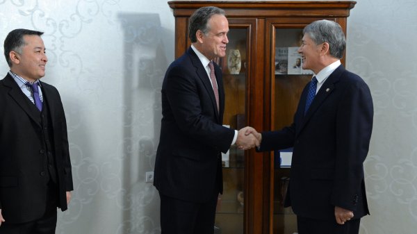 А.Атамбаев обсудил с руководителем крупного американского инвестбанка Oppenheimer  привлечение инвестиций в КР — Tazabek