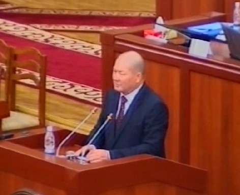 ЖК одобрил кандидатуру экс-депутата Заирбека Жоошбекова на должность аудитора Счетной палаты, он дал присягу — Tazabek