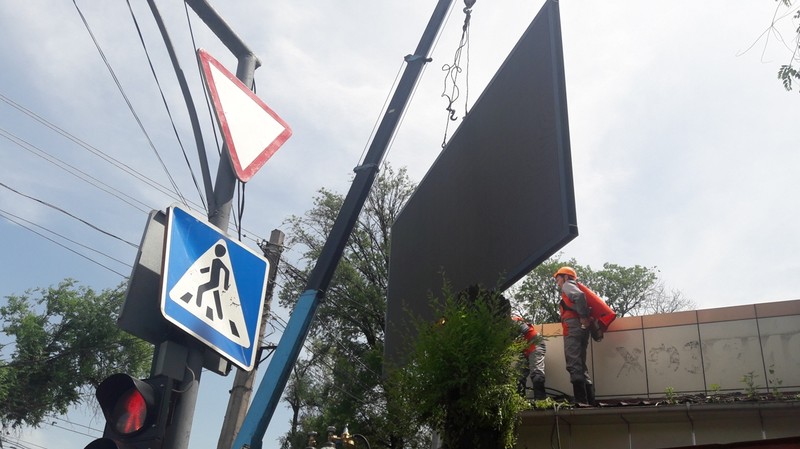 Мэрия демонтировала LED-монитор, установленный на пересечении улиц Панфилова—Горького — Tazabek