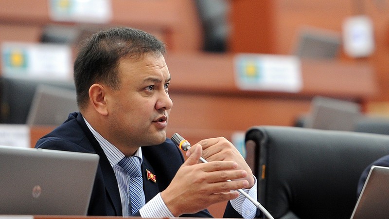 Депутат Т.Тиллаев спросил у Госстроя, было ли правильным передавать Бишкекглавархитектуру мэрии Бишкека — Tazabek