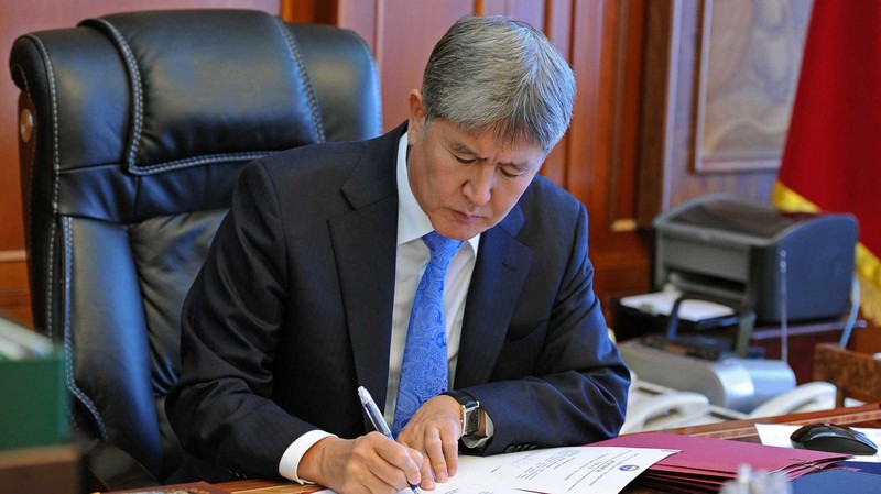 Президент А.Атамбаев подписал закон, устраняющий пробелы и расхождения в Земельном кодексе КР — Tazabek