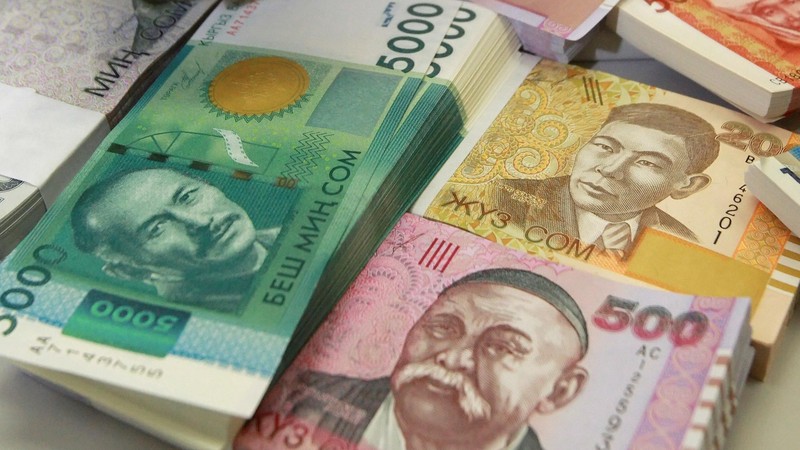По Кыргызстану среднемесячная зарплата составила 14,3 тыс. сомов или $208,7 — Tazabek