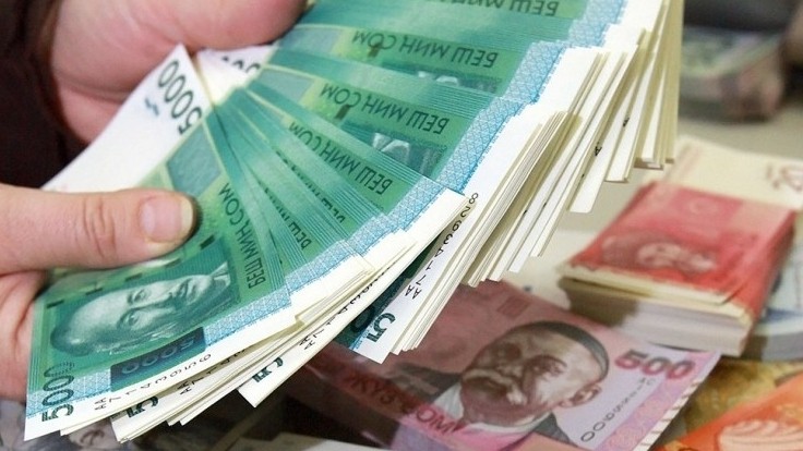 Размер среднемесячной зарплаты в КР составляет 14,8 тыс. сомов — Tazabek