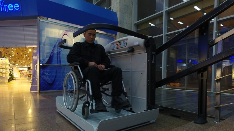 Видео — В аэропорту «Манас» установлены лестничные подъемники для лиц с ОВЗ — Tazabek