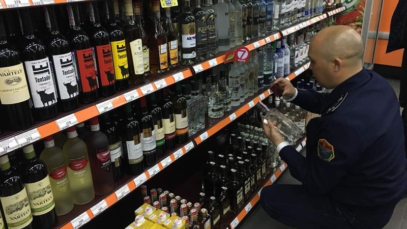 Свердловское УГНС изъяло 148 бутылок алкопродукции с сомнительными акцизными марками в маркете «Шекер» (фото) — Tazabek