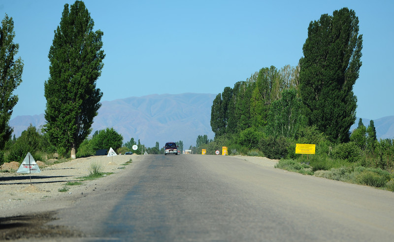 На сегодня уложено асфальтобетонное покрытие автодороги Балыкчы—Корумду с 33 по 43,5 км и с 85 по 104 км — Tazabek