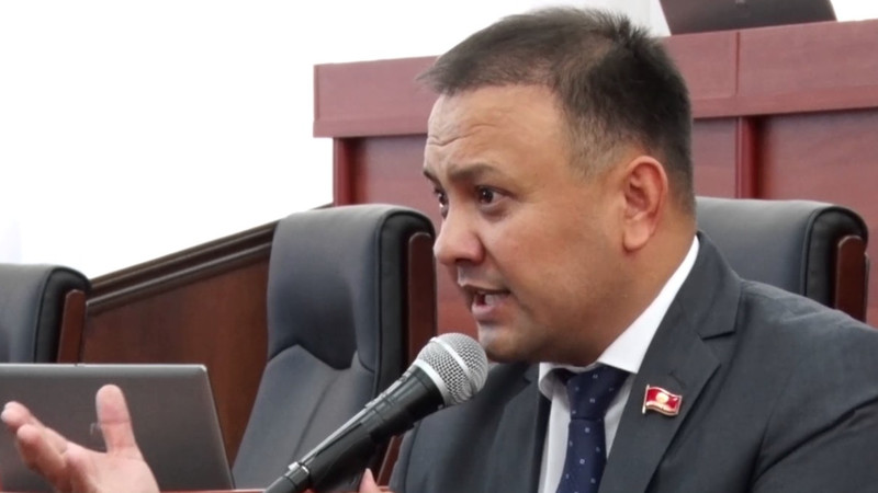Депутат — Минфину: Зачем вам ограничение порога госдолга для Кыргызстана в 70% к ВВП? — Tazabek
