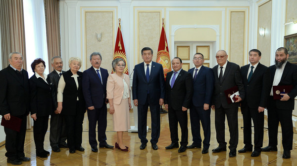 Фото — Президент Жээнбеков наградил госпремиями деятелей в области науки и техники