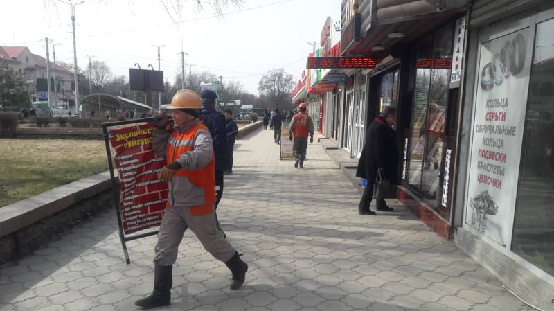 На 4 улицах Бишкека демонтированы рекламные конструкции — Tazabek
